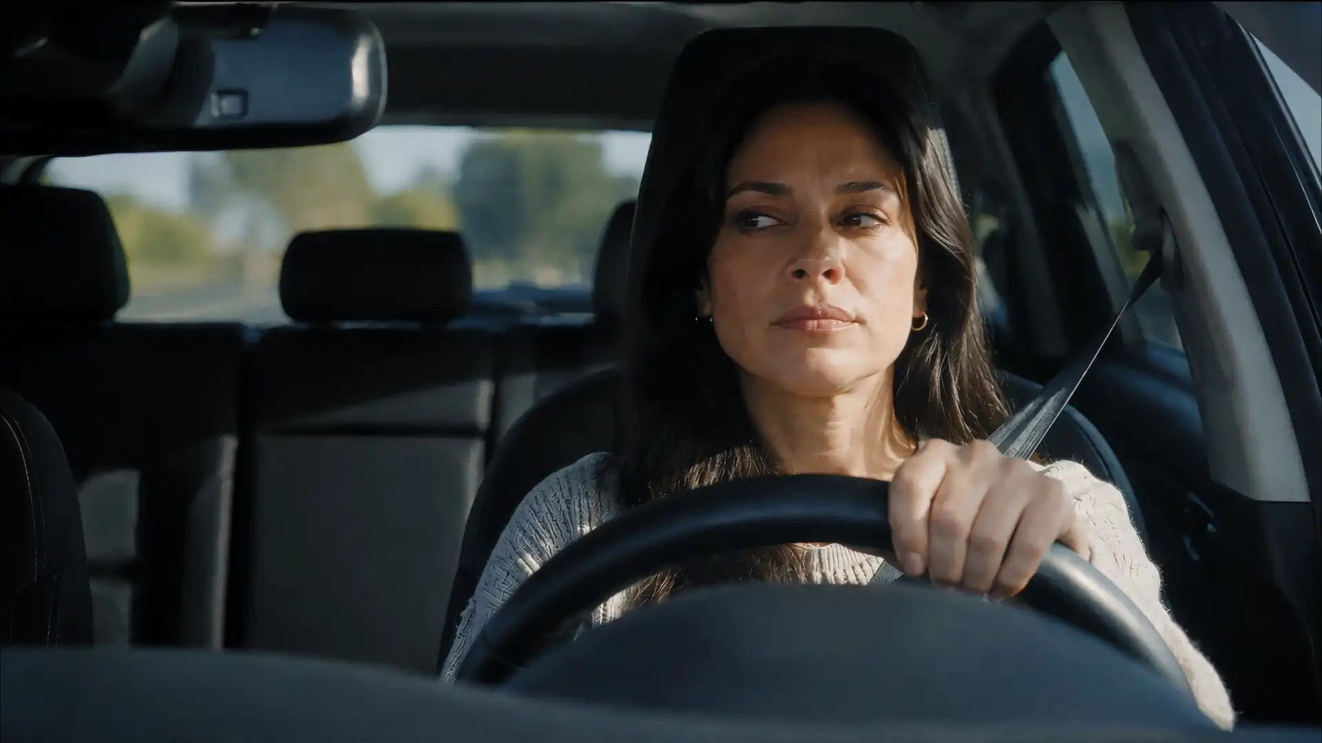 Chía Plus — Pequeños Olvidos. Woman seated in a car.