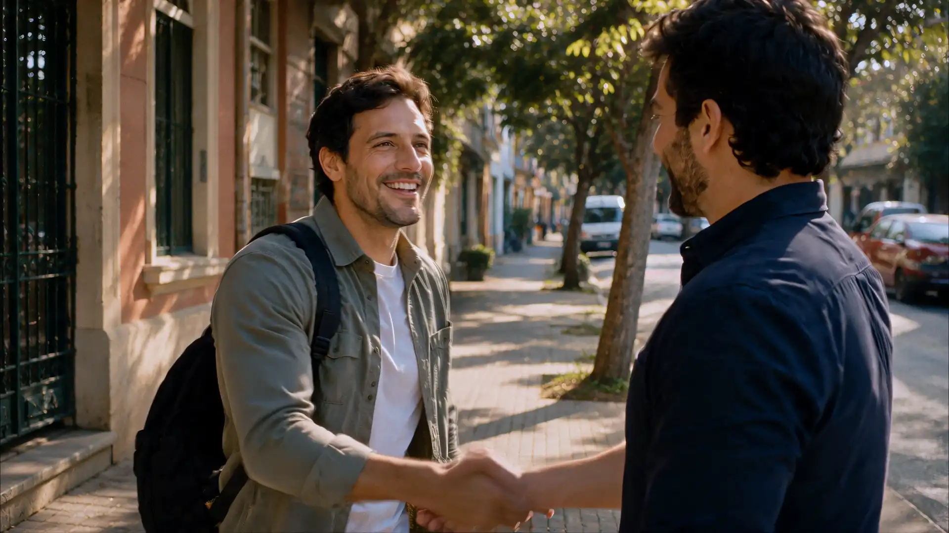 Chía Plus — Pequeños Olvidos. Two men meeting outside.